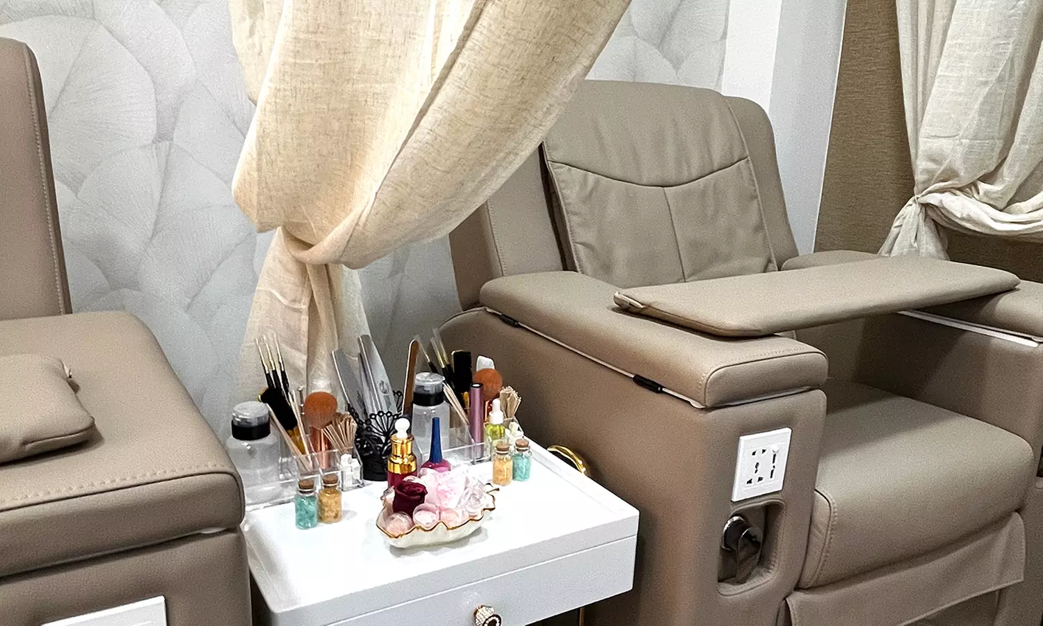 Manicura y/o pedicura semipermanente o extensiones de uñas de soft gel