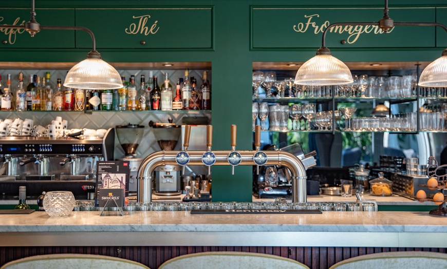 Image 1: Franse klassiekers en warme gastvrijheid in een gezellige bistro