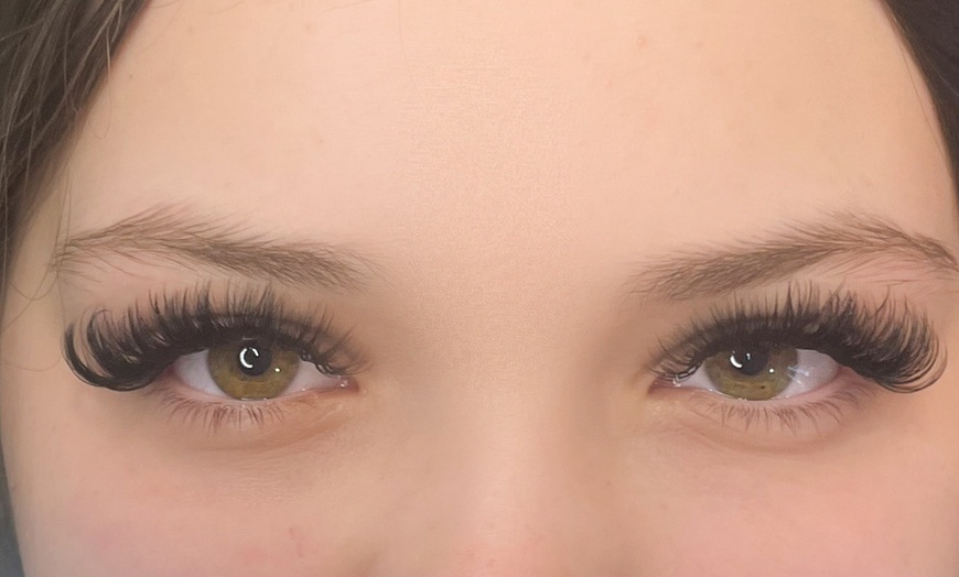 Image 2: Full Set of Classic, Hybrid, and Volume Eyelash Extensions with a Fill