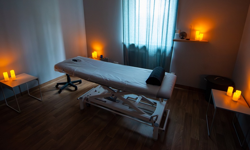 Image 2: Odkryj harmonię dzięki masażowi Lomi Lomi Nui lub sesji przytulania