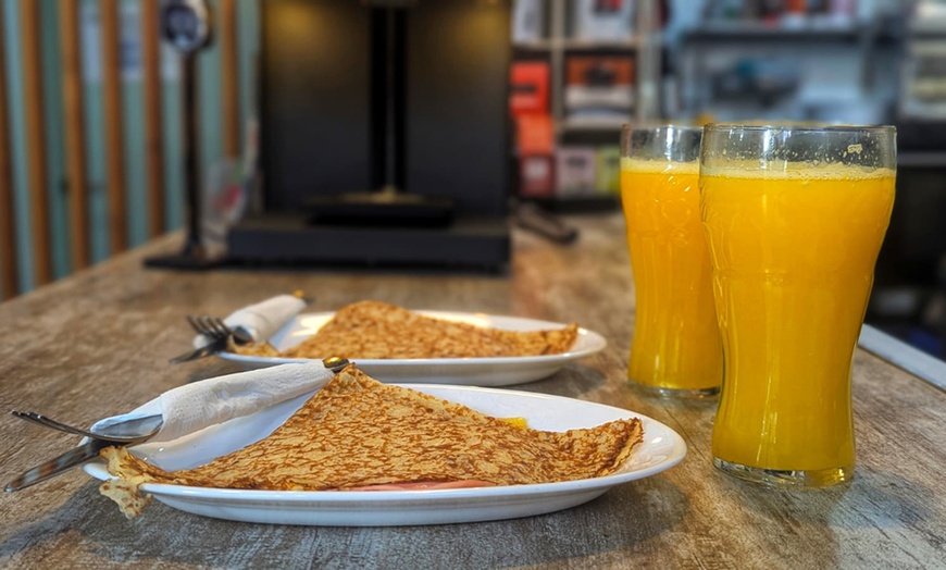 Image 15: Menú de brunch o merienda con platos salados, dulces, cafés y zumos