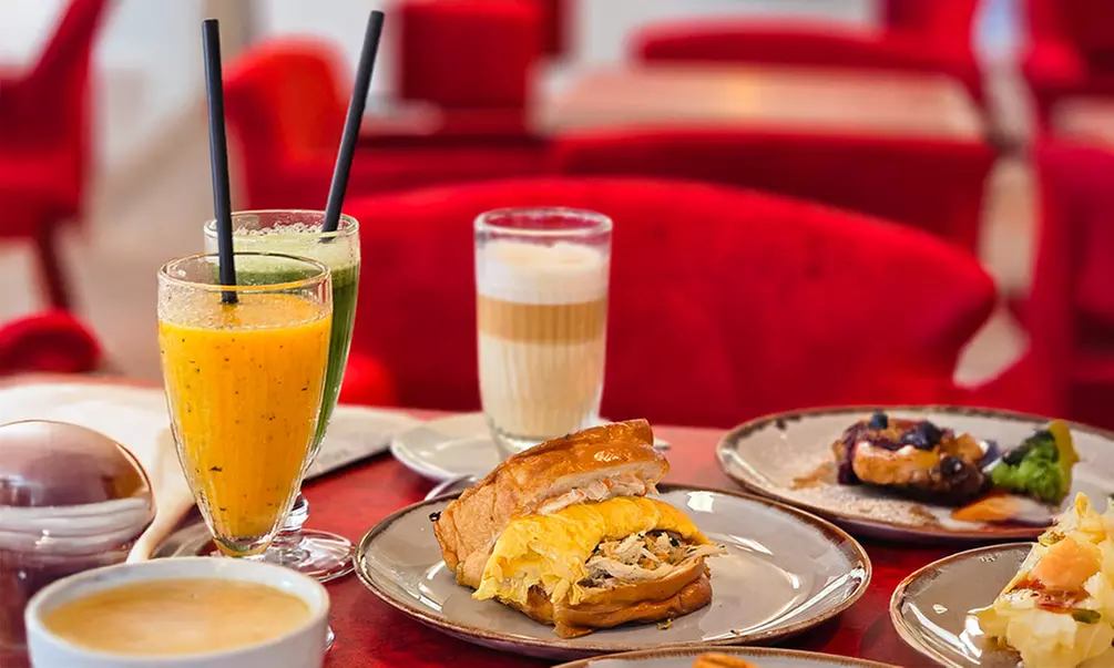 Süß oder herzhaft: French Toast mit kreativen Toppings nach Wahl für 2 oder 4 Personen (bis zu 44% sparen) - Primary Image