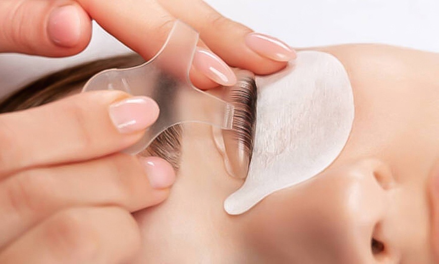 Image 7: Realza tu mirada con servicios especializados de pestañas y cejas 