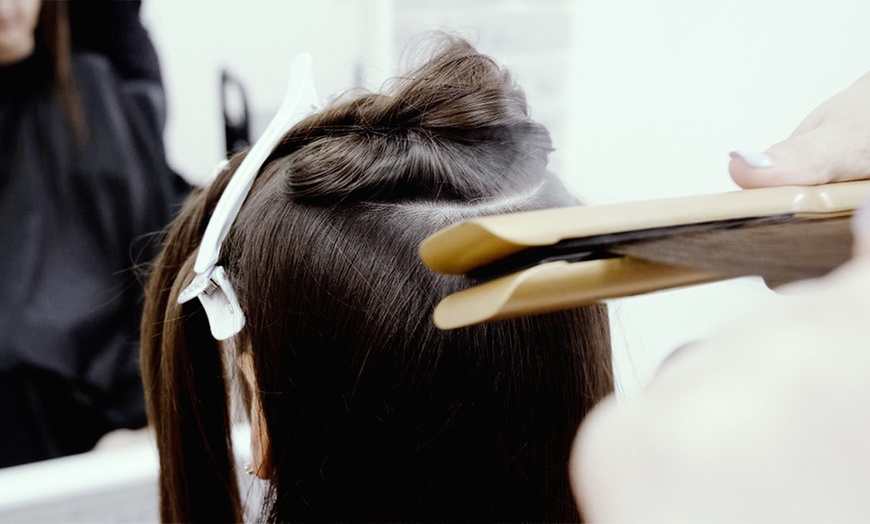 Image 2: Sesión de peluquería con lavado y corte y opción a tinte o mechas