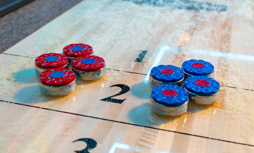 Image 5: 90-Minute Shuffleboard Game