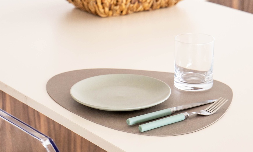 Image 4: Set van 4 elegante faux leren placemats