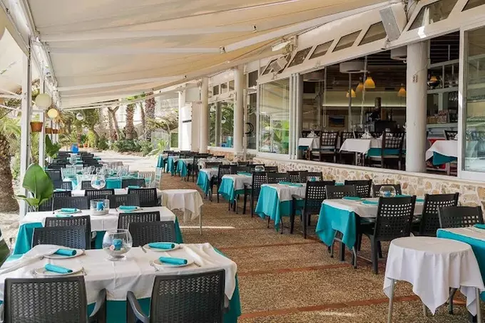 Menu de caldero con entrantes, principales, postres y bebidas