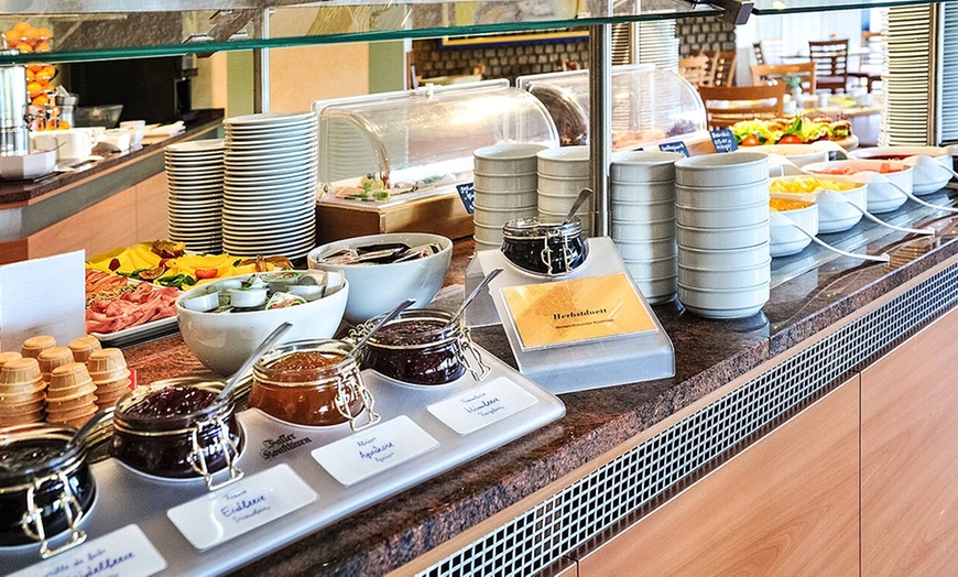 Image 1: Frühstücksbuffet inkl. 1 Glas Sekt für 2 oder 4 Personen