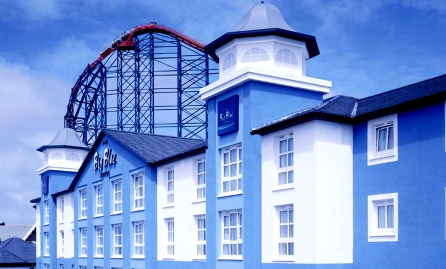 Image 1: 4* Blackpool Stay With Breakfast