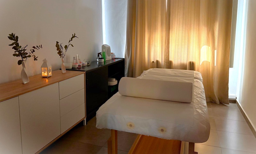 Image 8: Manicura y/o pedicura con esmaltado clásico o semipermanente