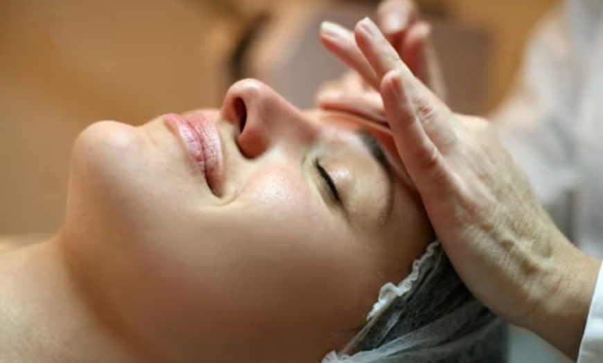 Image 10: Masajes y rituales con aceites, infusión o vino  