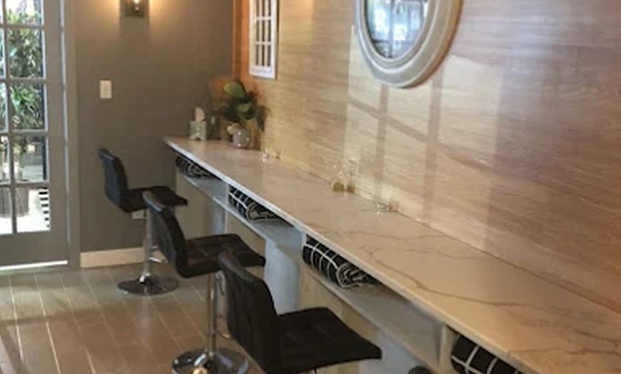 Image 4: 90-Min Pampering: Massage, Reflexology & Aromatherapy in Midtown NYC