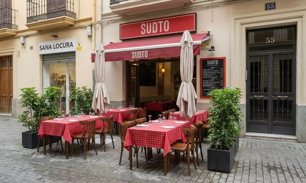 Pasta fresca italiana con bebida