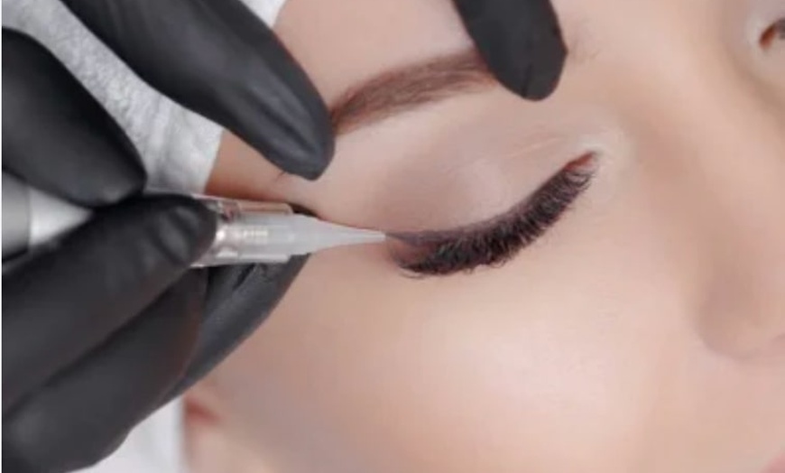 Image 4: Enhance Your Look with Single, or Double Lash Enhancement Eyeliner