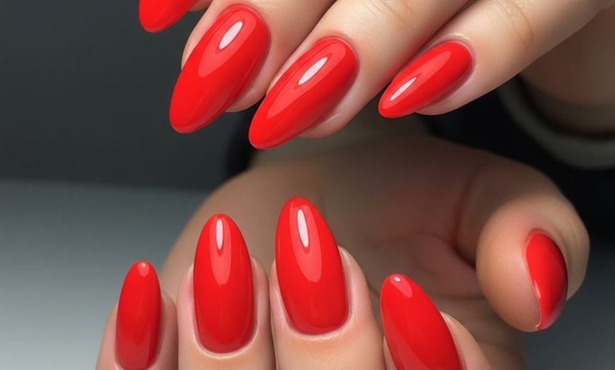 Image 2: 1 o 3 sesiones de manicura o pedicura para 1 persona