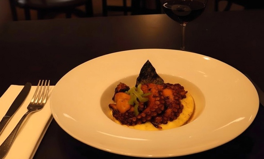 Image 4: Cena con espectáculo, cocktail, plato principal, postre y barra libre