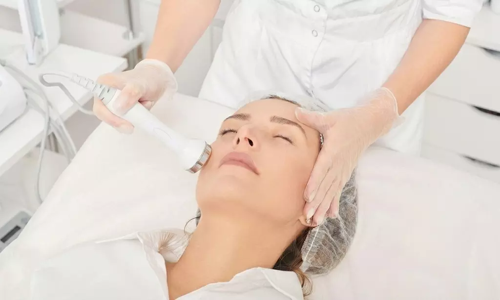 Verstevig je huid en verbeter contouren: HIFU 4D behandeling voor zone naar keuze of het gezicht (tot 75% korting) - Primary Image