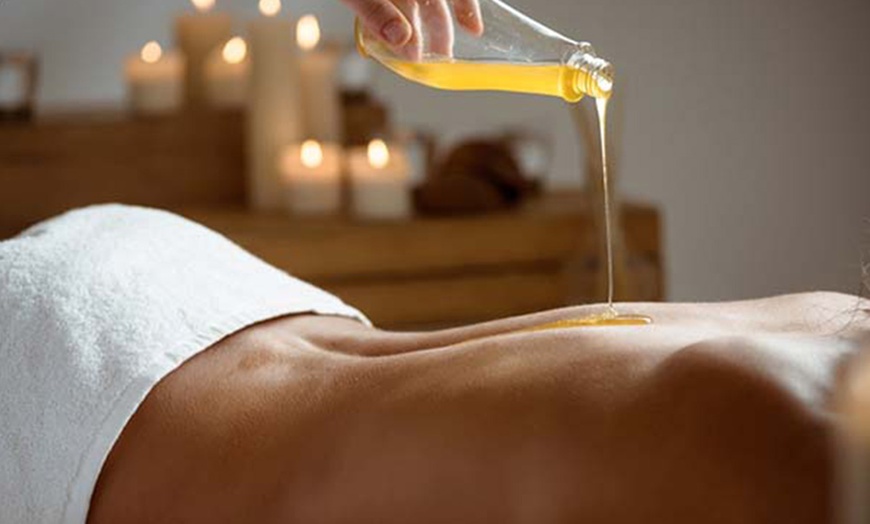 Image 7: Masajes de 60 y 90 minutos para una persona o en pareja