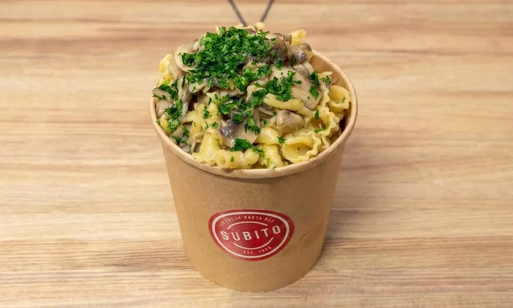 Pasta fresca italiana con bebida