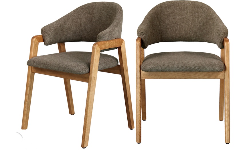 Image 20: Sillas de comedor tapizadas con patas de madera Woolden, de Doosense
