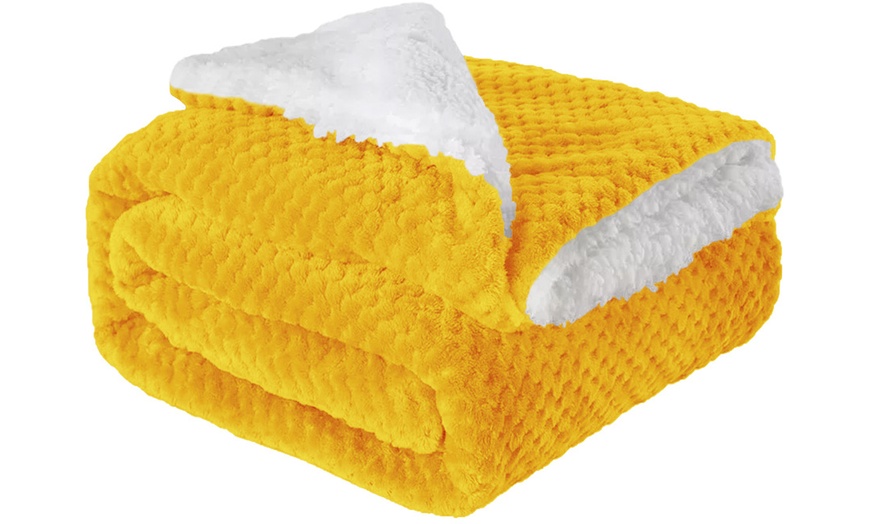 Image 17: Kuschelige Decke aus Sherpa-Material