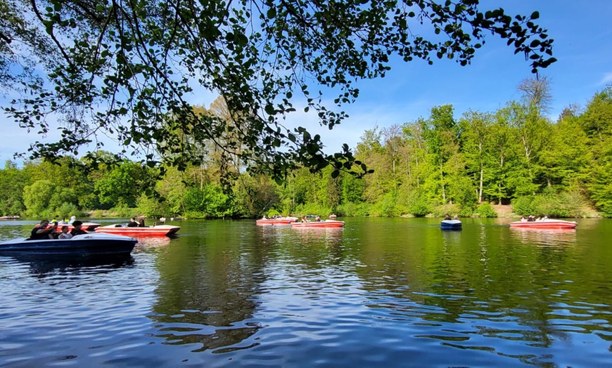 Image 2: 60 Min. Verleih von 1-2 Tretbooten inkl. Minigolf spielen