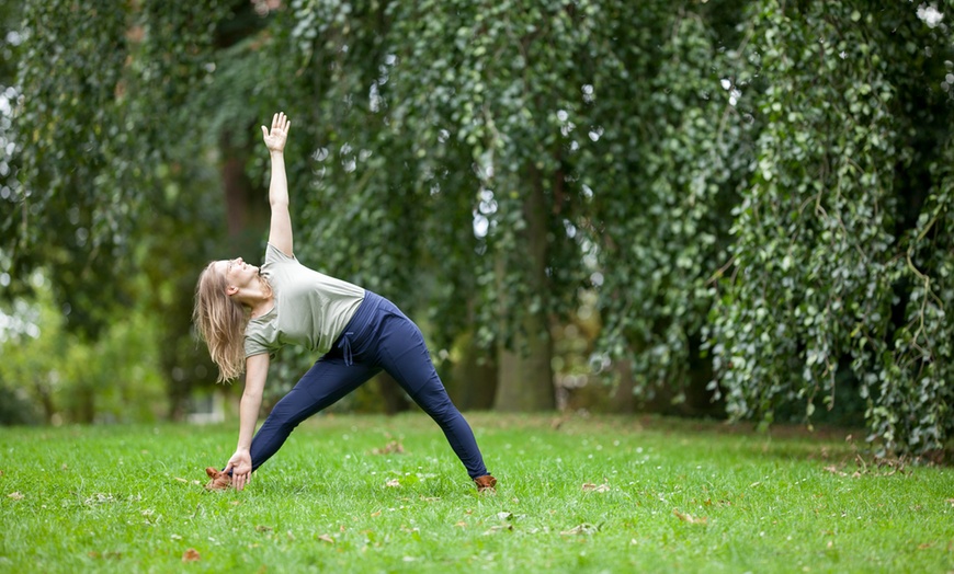 Image 2: Vind je flow: 5 of 10 yoga- of pilateslessen naar keuze in Groningen