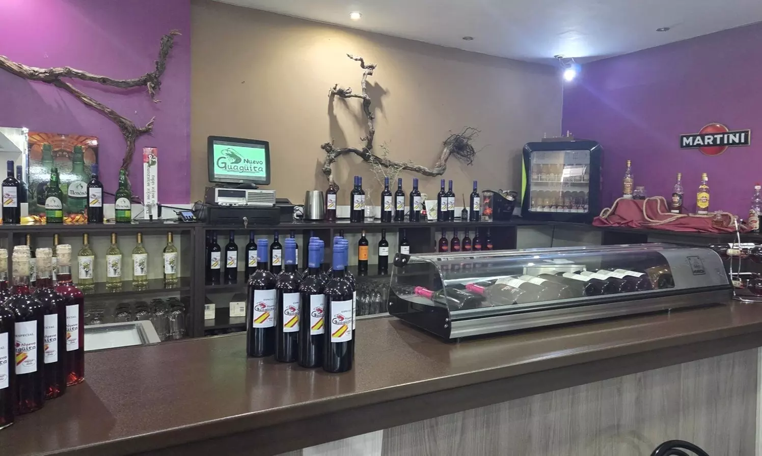 Menú con 6 raciones, postres y botella de vino para hasta 5 personas