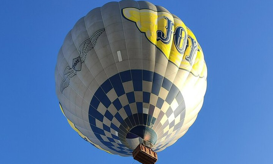 Image 14: Viaje en globo para 1 o 2 personas al amanecer con desayuno y brindis