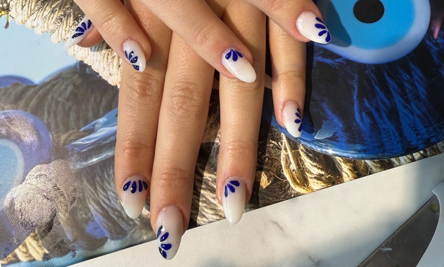 Image 2: Japanische / Pflegende Maniküre, Pediküre oder Nagelmodellage