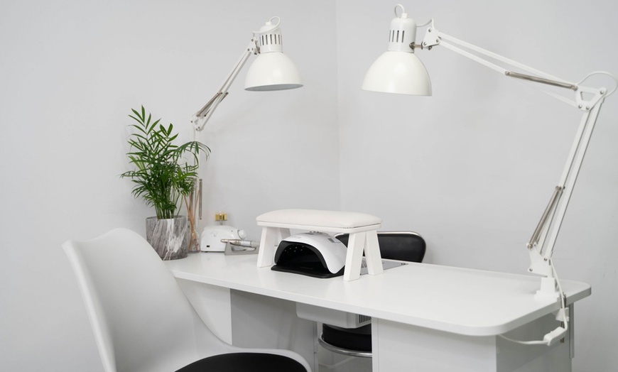 Image 2: Manicure i pedicure hybrydowy dla zadbanych dłoni i stóp