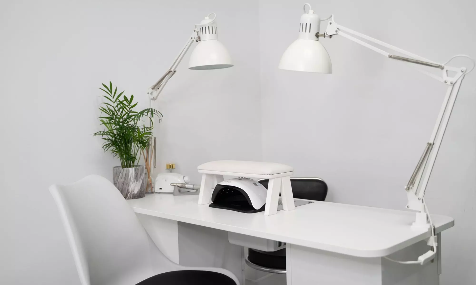 Manicure i pedicure hybrydowy dla zadbanych dłoni i stóp