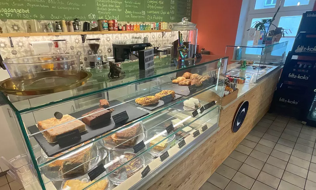 Hausgemachter Spinat-Börek mit Beilagen und Kuchen für 1 Person