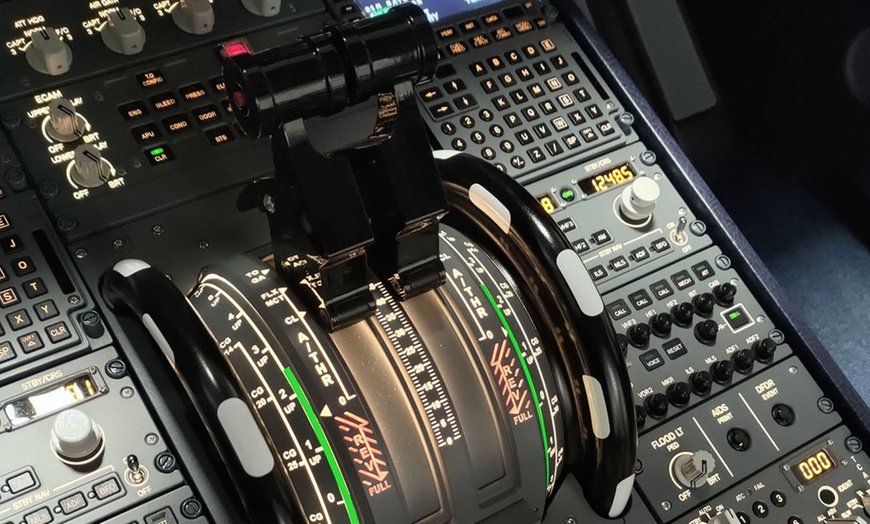 Image 6: Zostań pilotem i zasiądź za sterami symulatora: Boeing 737 i inne