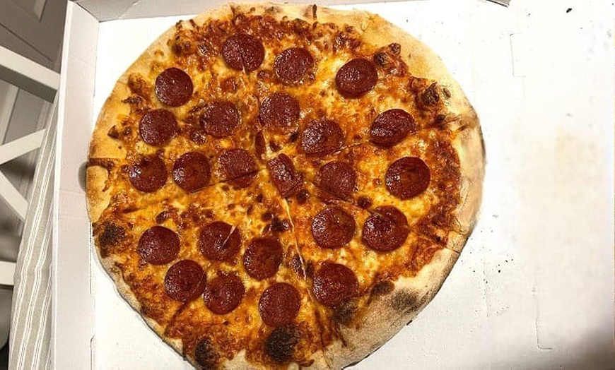 Image 19: Menú de pizza artesanal con entrante, postre y bebida para 2 o 4