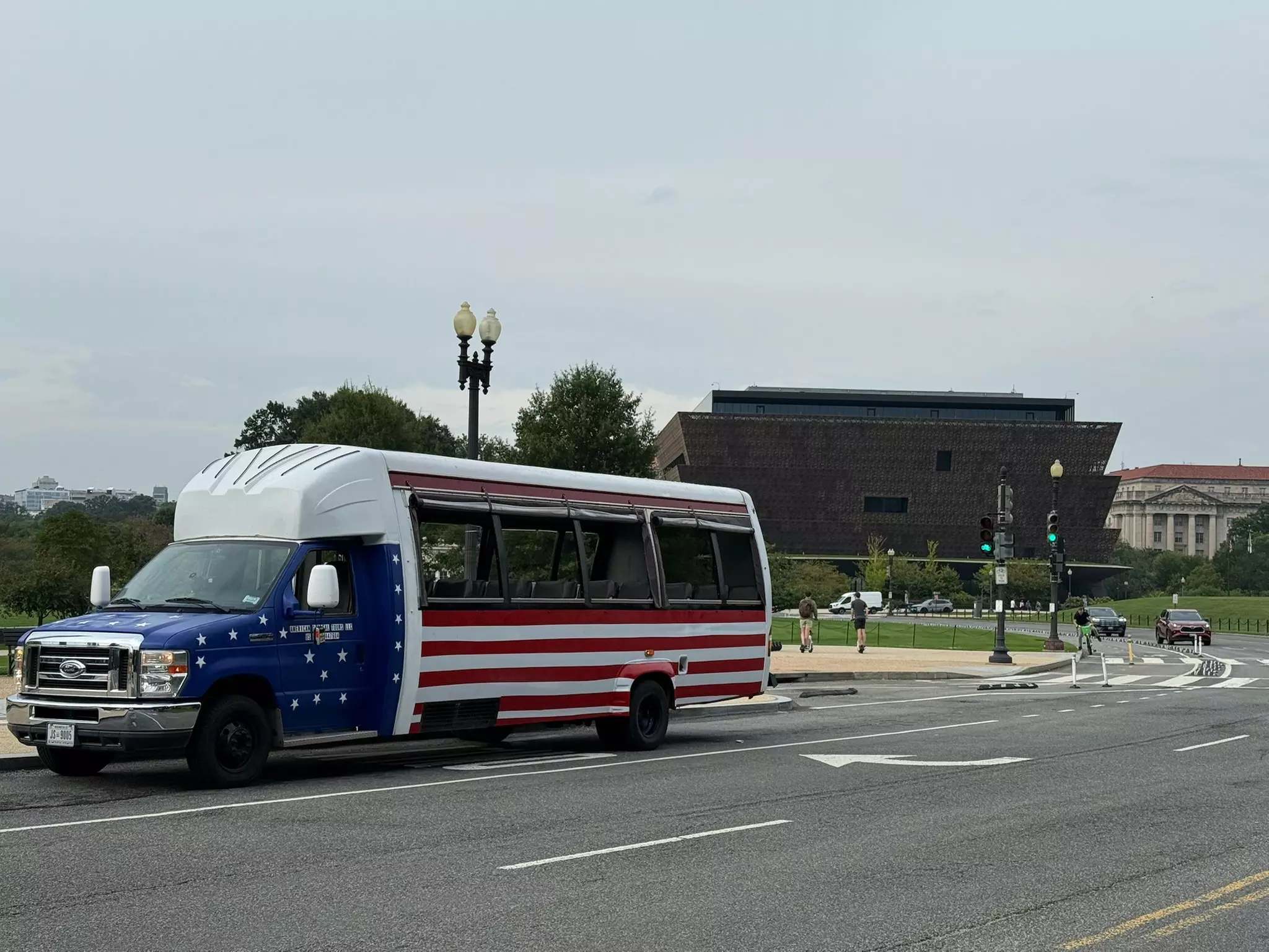 Luxury SemiPrivate Washington DC Guided Tour by E-Cart or Open Air Bus