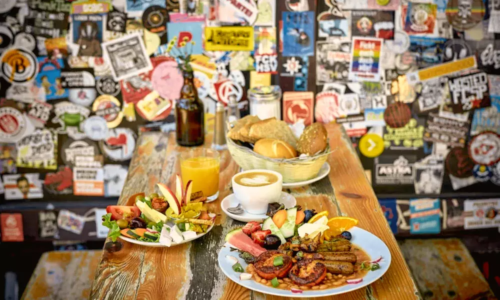 Veganes Englisches Frühstück opt. mit veganem Rührei für 2 - 4 Personen (bis zu 33% sparen) - Primary Image