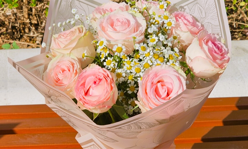 Image 4: Stunning 12-,18-, 24-, 50-, / 00-Rose Bouquets in Your Favorite Color
