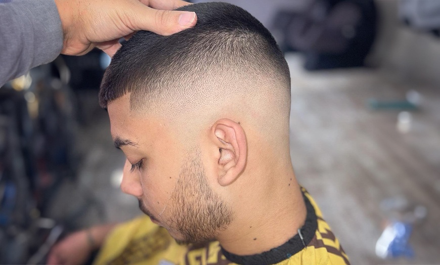 Image 3: Waschen, schneiden & föhnen für Herren, opt. inkl. Nassrasur & Maske