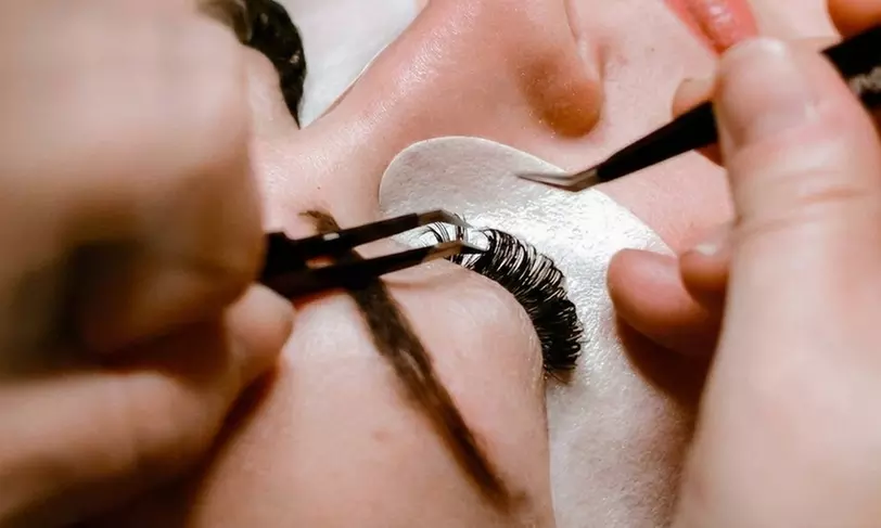 Lifting y tinte de pestañas con diseño, depilación de cejas y laminado