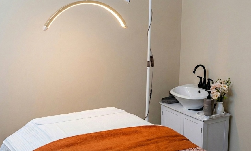 Image 2: Enjoy 60-min Custom Facial or a 90-min Signature Sculptistry Sessions!
