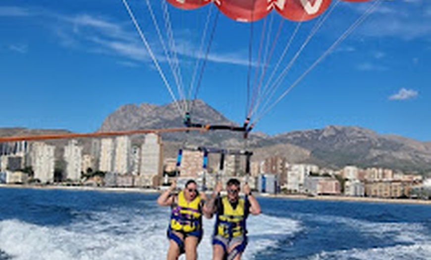 Image 8: Vuelo en parasailing para hasta 3 personas