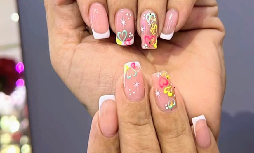 Image 3: 1 o 3 sesiones de manicura y/o pedicura express con semipermanente