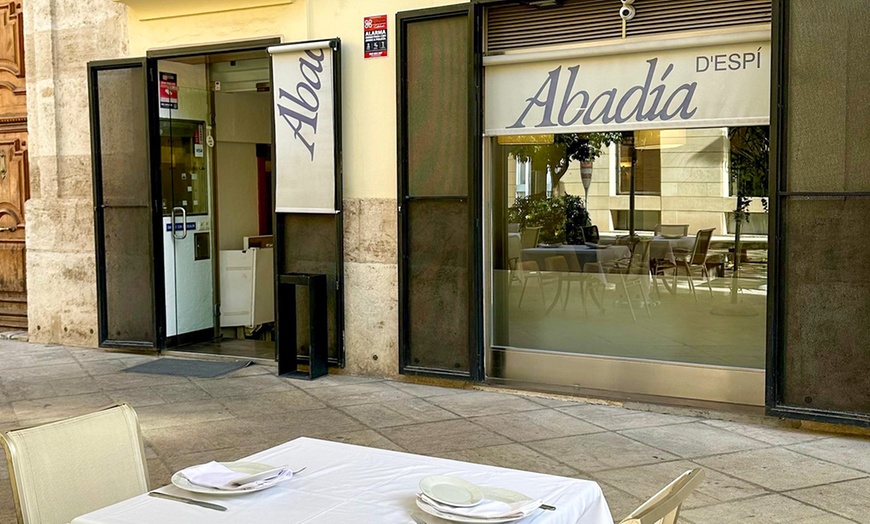 Image 2: Cata de vinos maridados con vista a la Almoina y tabla de ibéricos