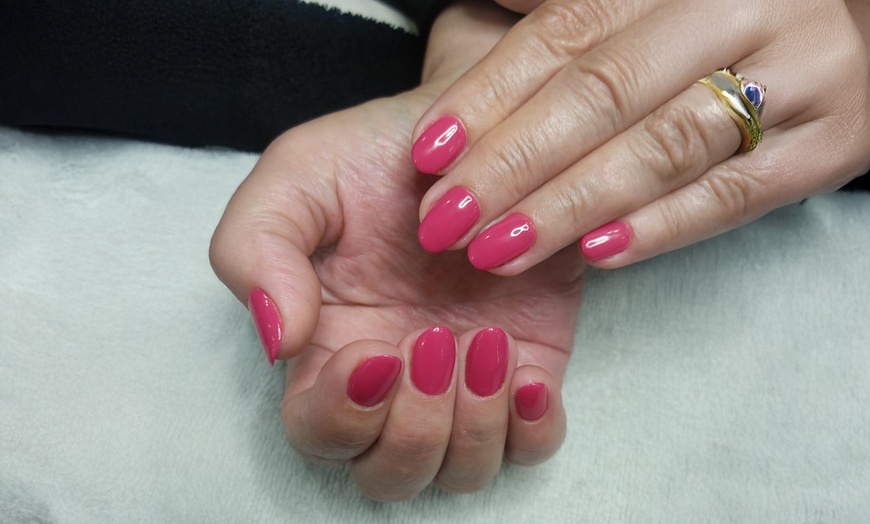 Image 5: Manicura, pedicura o manipedicura con esmaltado 