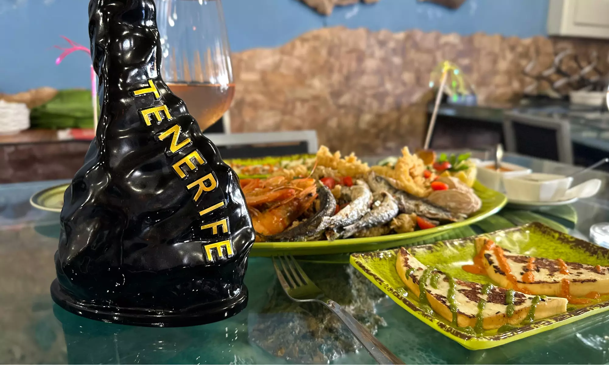 Menú de parrillada de pescado con entrante, postre y botella de vino