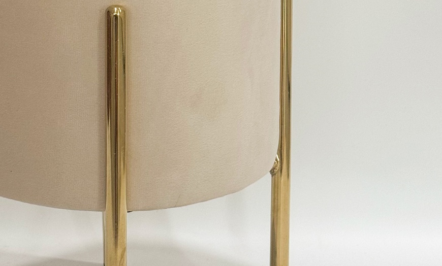 Image 7: Puf de terciopelo con espacio de almacenamiento 