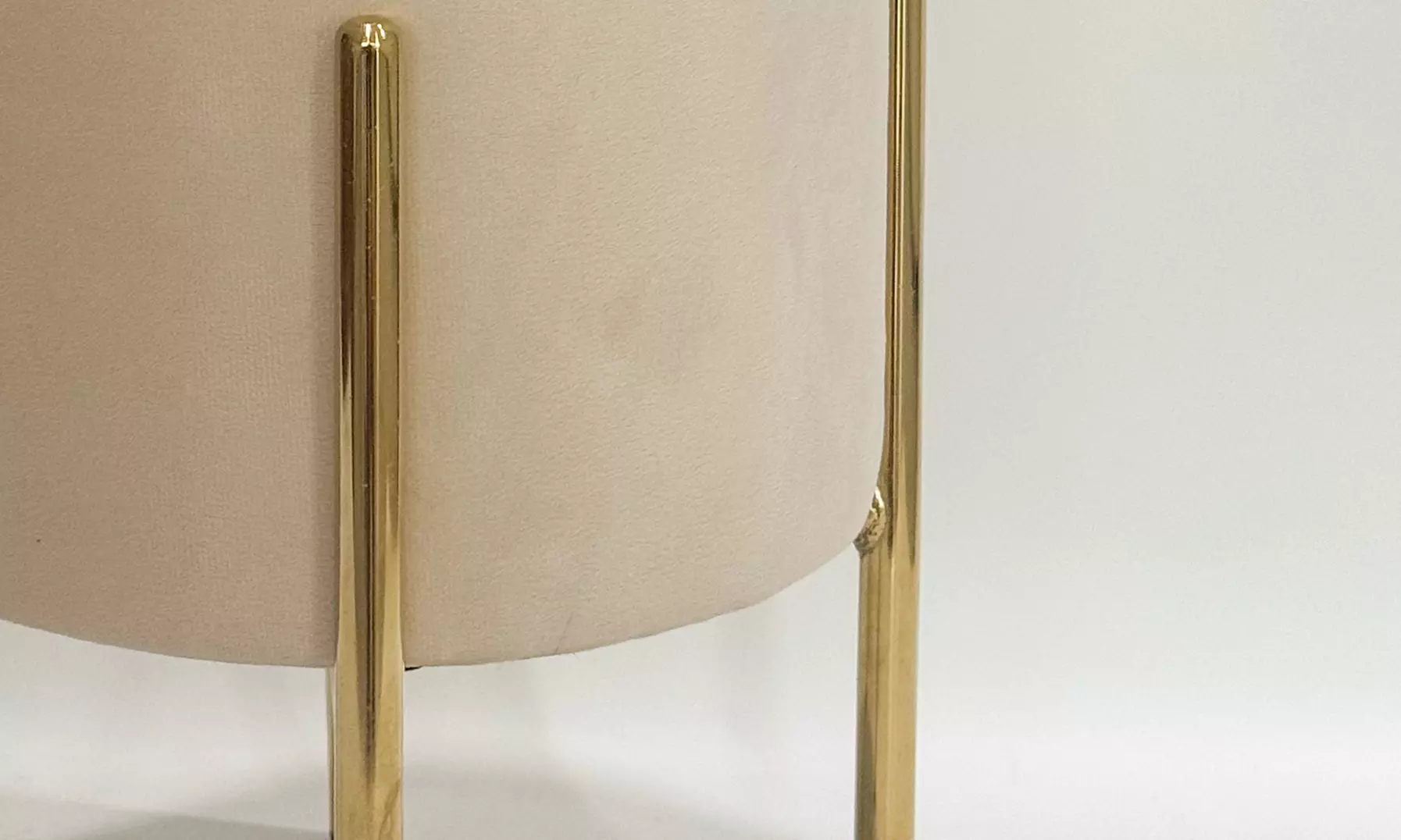 Puf de terciopelo con espacio de almacenamiento