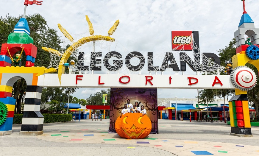 Image 11: Stay near LEGOLAND® with playful pools & kid-friendly rooms