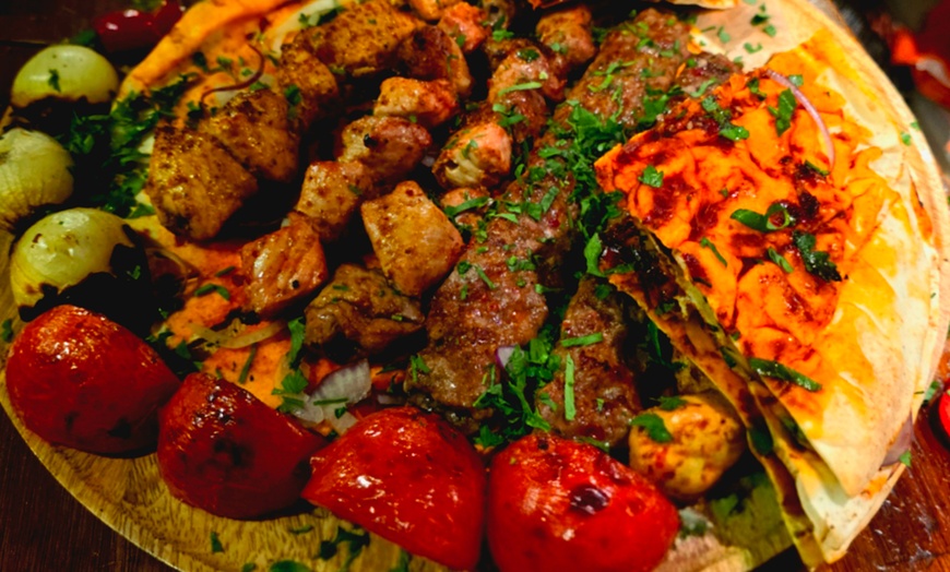 Image 1: Proef rijke Syrische smaken met lamsvlees, kip en geurige bijgerechten